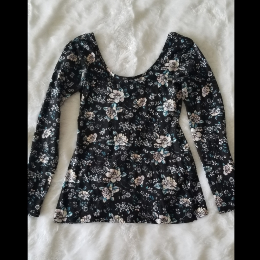 💙 Black floral Nollie scoop neck